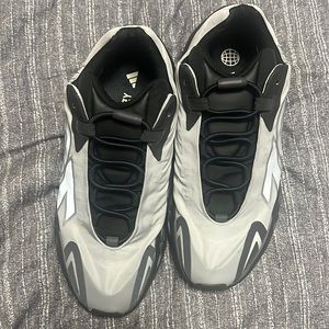 Adidas yeezy boost 700 MNVN “Metallic”